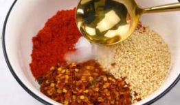 辣椒油的制作方法视频,一招解锁香辣美味